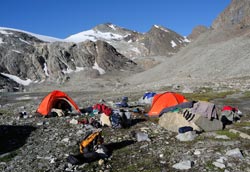 Неспешное утро в лагере туристов в Альпах